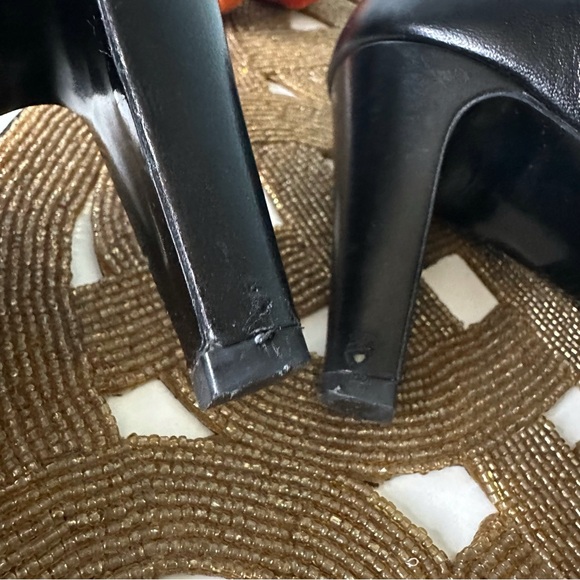 Authentic Chanel CC Logo Pumps in Black and Cream Size 38 - Picture 9 of 10